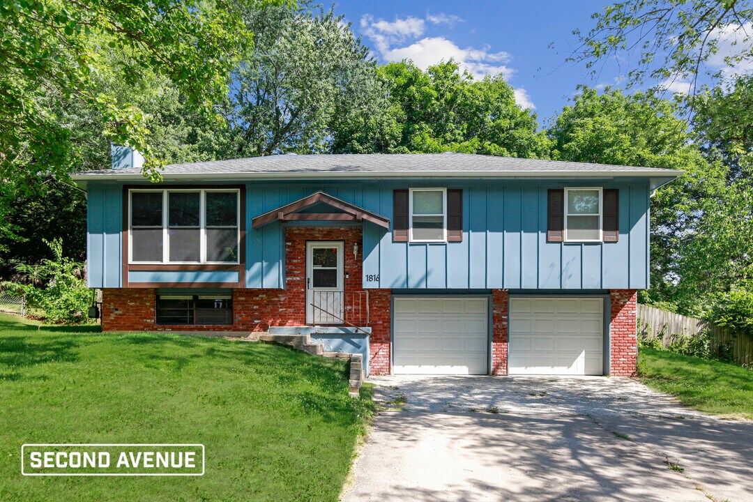1816 SE 2nd St in Blue Springs, MO - Building Photo