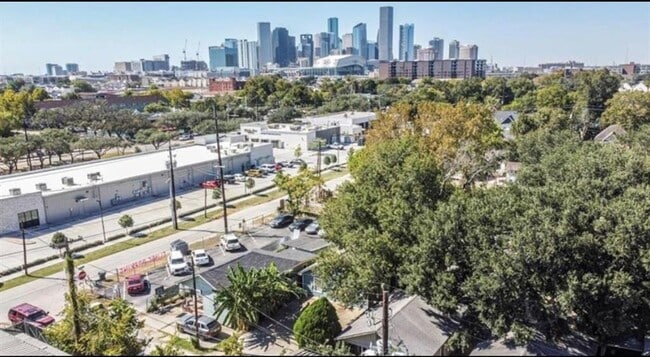 305 N Ennis St in Houston, TX - Building Photo - Building Photo