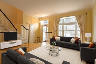 1379 Heritage Oak Way in Reston, VA - Foto de edificio - Building Photo