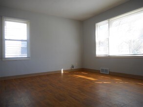 2420 11th Ave SE-Unit -B in Cedar Rapids, IA - Building Photo - Building Photo