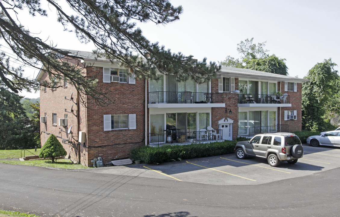 110 Rosemont Dr in Coraopolis, PA - Foto de edificio