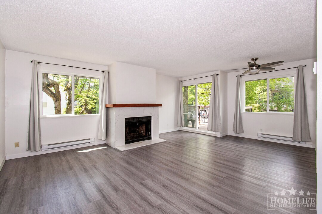 7120-7133 133 St in Surrey, BC - Building Photo