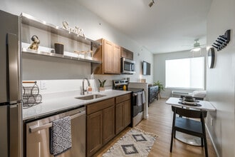 Studios340 - All Inclusive Pricing in Lexington, KY - Foto de edificio - Interior Photo