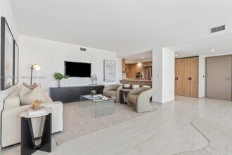 10281 W Bay Harbor Dr in Bay Harbor Islands, FL - Foto de edificio - Building Photo