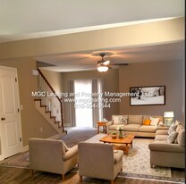 130 Barberry Ln in Raymore, MO - Building Photo