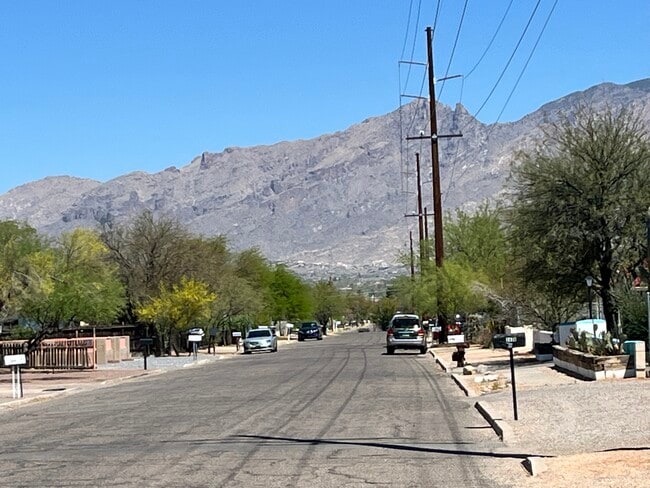 2426 N Orchard Ave in Tucson, AZ - Foto de edificio - Building Photo