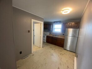 42 Laurel St in Newport, NH - Building Photo - Building Photo