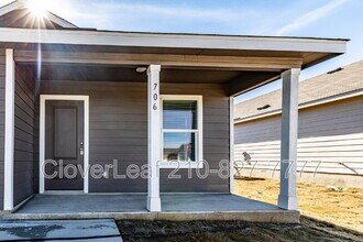 706 Wolf Crest Blvd in Seguin, TX - Building Photo - Building Photo