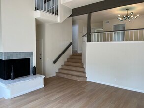 3304 Caminito Eastbluff in San Diego, CA - Building Photo - Building Photo