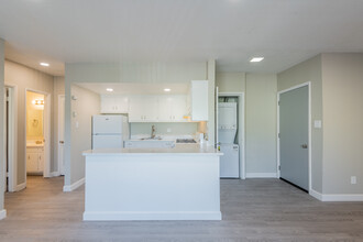 Magnolia Court Apartments in Sacramento, CA - Building Photo - Interior Photo