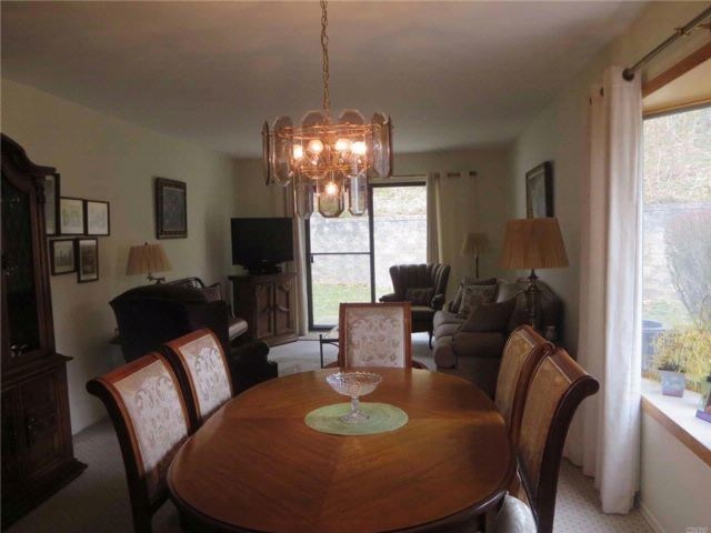 7 Patriot Ct in Huntington, NY - Building Photo - Building Photo