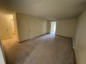 12803 SE 25th Ave in Oak Grove, OR - Foto de edificio - Building Photo