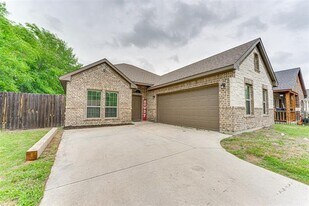 112 Ryburn St in Waxahachie, TX - Building Photo