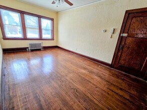 1013 E Center St, Unit 4 in Milwaukee, WI - Foto de edificio - Building Photo