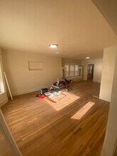 1323 W 102nd St, Unit 1 in Cleveland, OH - Foto de edificio - Building Photo