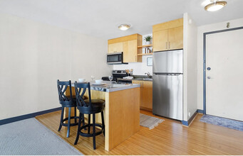 111 SW Harrison St in Portland, OR - Foto de edificio - Building Photo