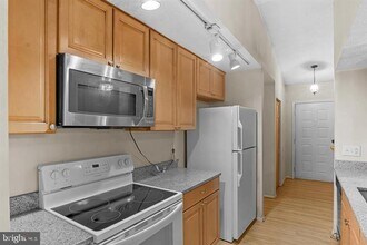 8406 Rainbow Bridge Ln in Springfield, VA - Building Photo - Building Photo