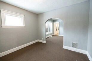 130 Weyl St, Unit 130 in Rochester, NY - Building Photo