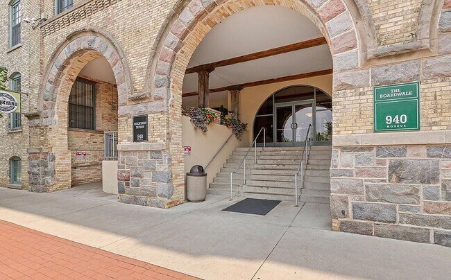 940 Monroe Ave NW in Grand Rapids, MI - Building Photo - Building Photo