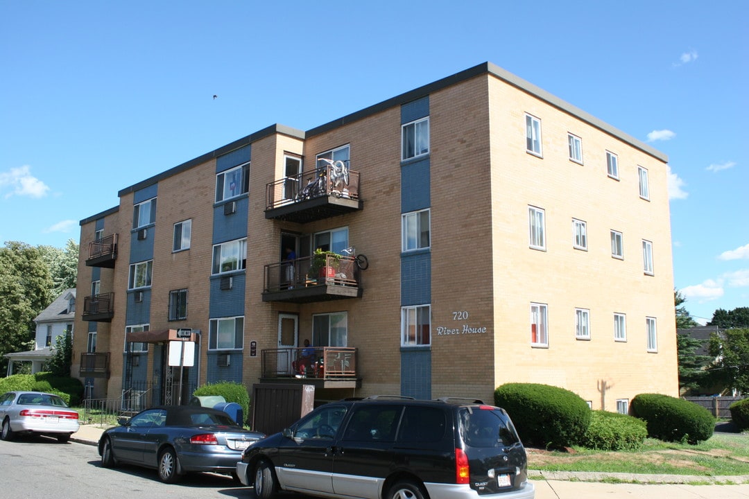 720 River in Mattapan, MA - Foto de edificio