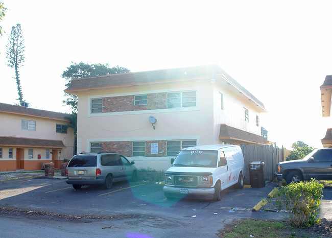 2442 S 42nd Ave in Fort Lauderdale, FL - Building Photo - Building Photo