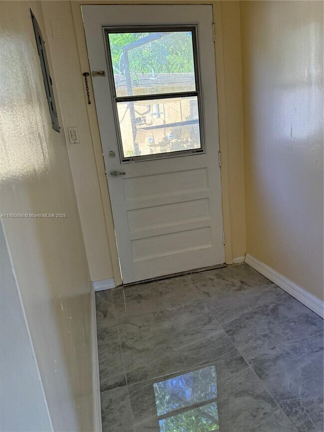 290 NE 154th St in Miami, FL - Building Photo - Building Photo