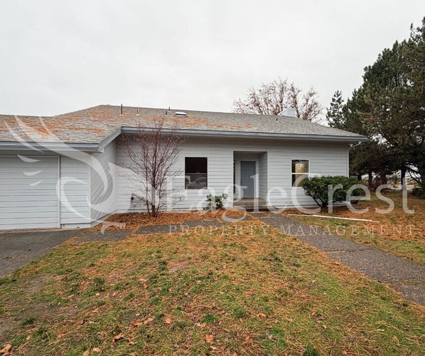Renovated 3 Bedroom 2.5 Bath Country Home with Mountain Views & Wrap Around Porch!! in Hermiston, OR - Building Photo