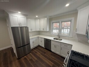 32 Dunwoodie St in Yonkers, NY - Building Photo - Building Photo