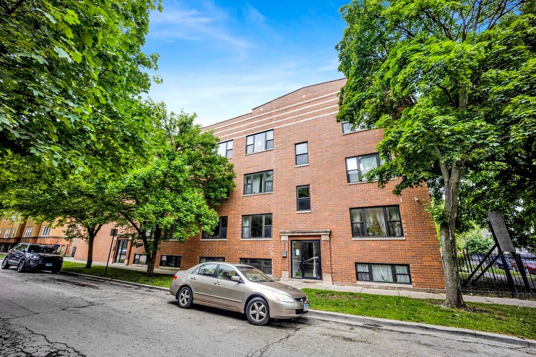 3802 W Altgeld St in Chicago, IL - Building Photo