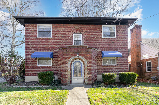 3796 Homewood Rd, Unit 1 in Cincinnati, OH - Foto de edificio - Building Photo