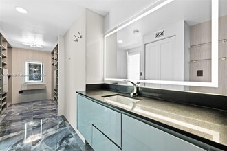7545 E Treasure Dr, Unit 10H in North Bay Village, FL - Foto de edificio - Building Photo