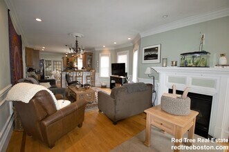 55 Hobart St, Unit 1 in Boston, MA - Foto de edificio - Building Photo