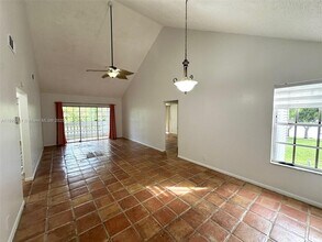10521 Mahogany Key Cir in Miami, FL - Foto de edificio - Building Photo