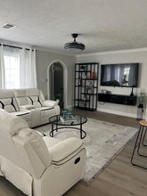 3449 W Parkway St in Groves, TX - Foto de edificio - Building Photo