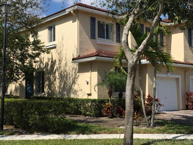 property at 3121 N Evergreen Cir