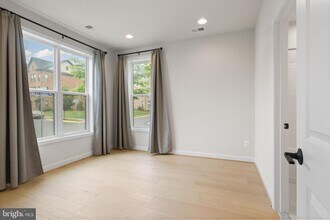 12311 W Oaks Dr in Fairfax, VA - Building Photo - Building Photo