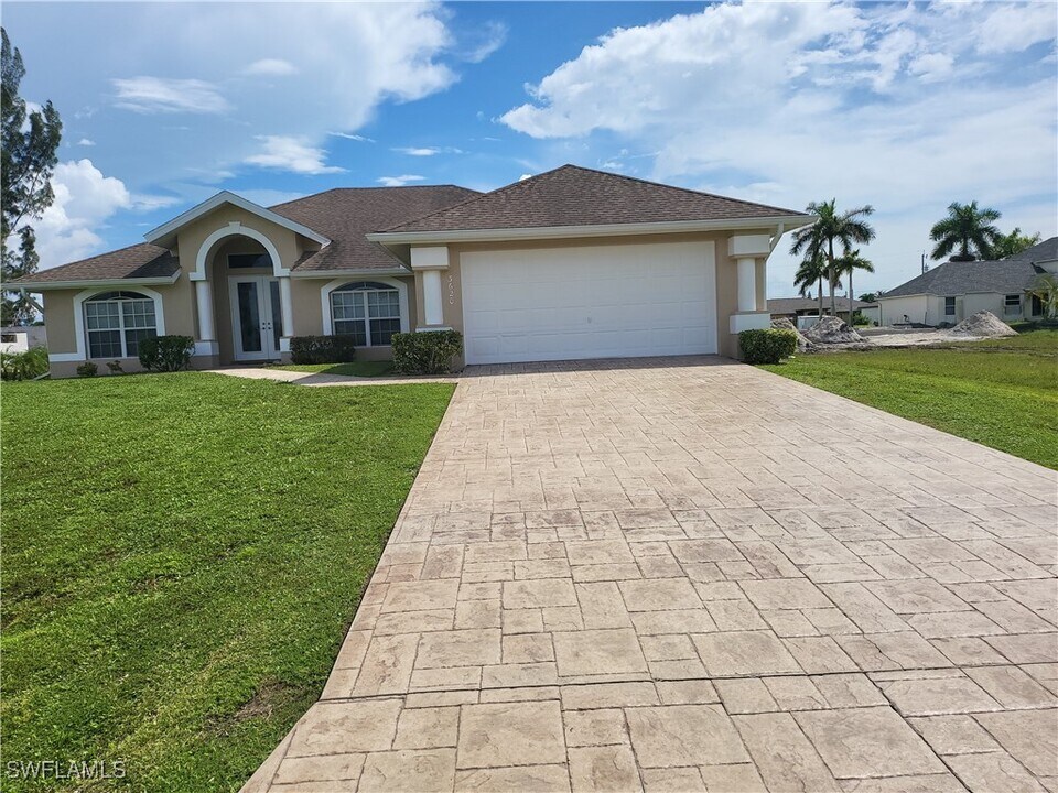 3620 NW 3rd Terrace in Cape Coral, FL - Foto de edificio