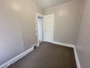 106-108 W Keefe Ave, Unit 4 in Milwaukee, WI - Building Photo - Building Photo