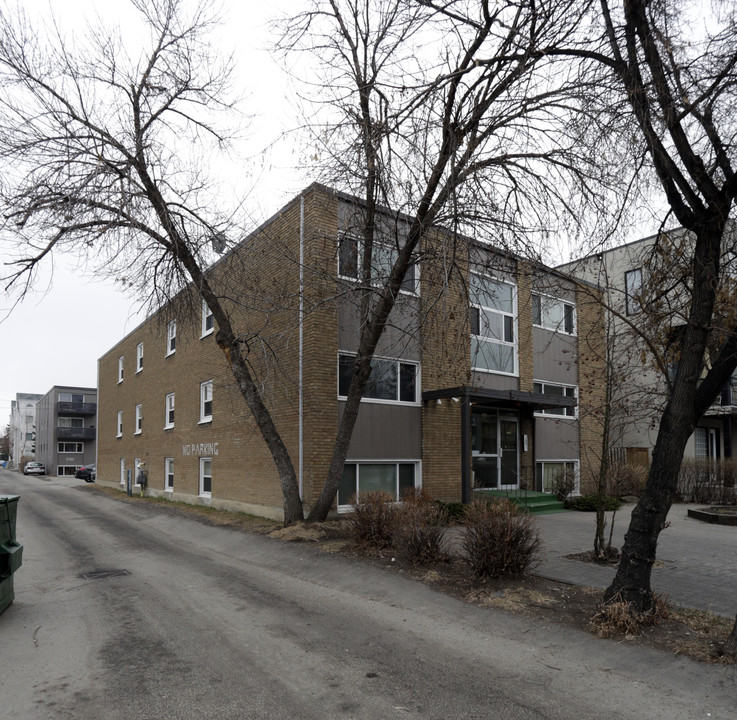 1712 12th St SW in Calgary, AB - Building Photo