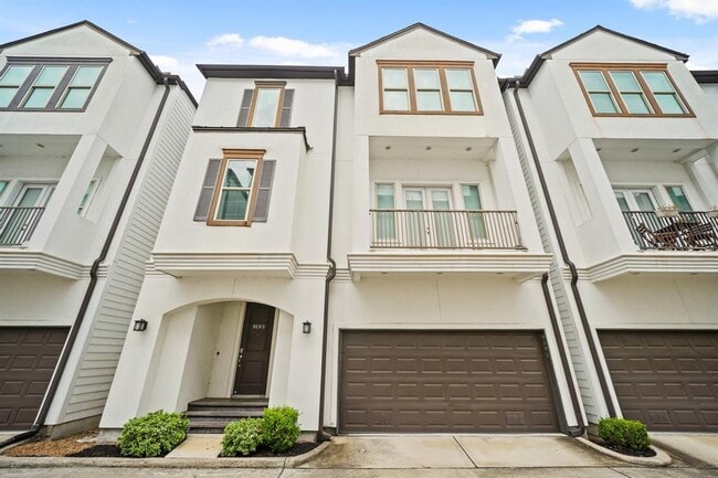 property at 919 W 17th St