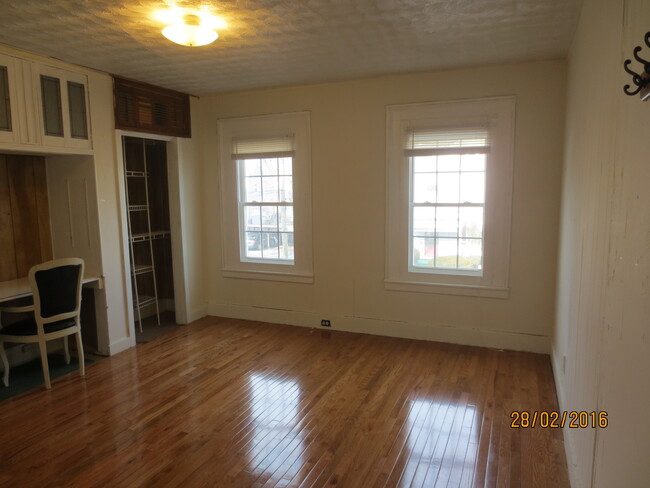 82 Dickerman St in New Haven, CT - Building Photo - Interior Photo