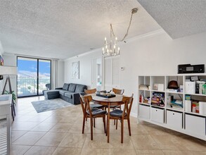 290 174th St, Unit 2102 in Sunny Isles Beach, FL - Foto de edificio - Building Photo