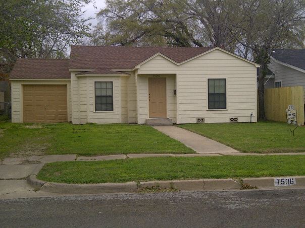 1506 Ficklin Ave, Unit 3B in Corsicana, TX - Foto de edificio