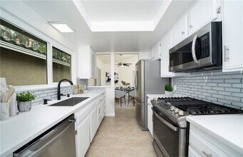 25041 Sunset Pl W in Laguna Hills, CA - Foto de edificio - Building Photo