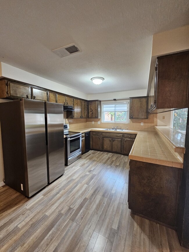 812 Greenwich Dr in Chico, CA - Building Photo - Building Photo