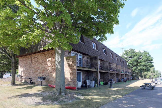 Heron's Roost Apartments in Sheffield Lake, OH - Building Photo - Building Photo