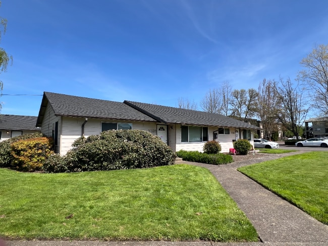 810 NW 23rd St in Corvallis, OR - Foto de edificio - Building Photo