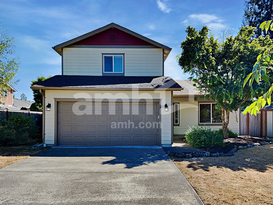 4812 220th St E in Spanaway, WA - Foto de edificio