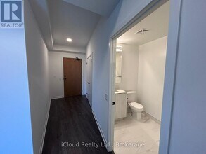 2495 Eglinton Ave W in Mississauga, ON - Building Photo - Building Photo