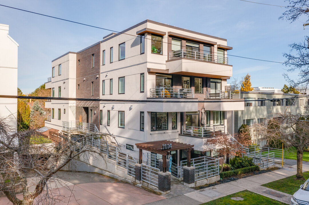 8 On The Park in Victoria, BC - Building Photo